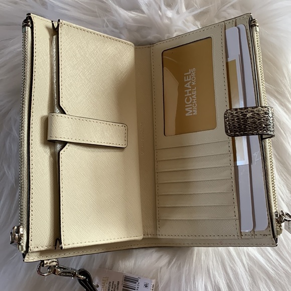 NWT Michael Kors Embossed leather wristlet - Picture 4 of 7